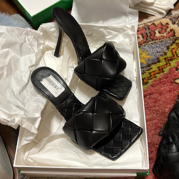 Bottega Veneta lido sandals mail heels black in color - Picture 2 of 8